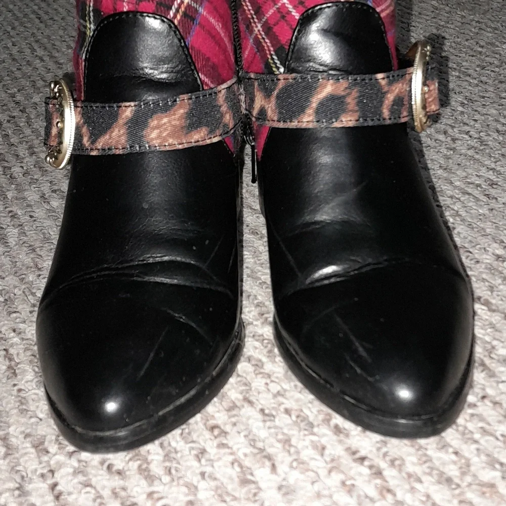 Betsey Johnson - Picture 8 of 9